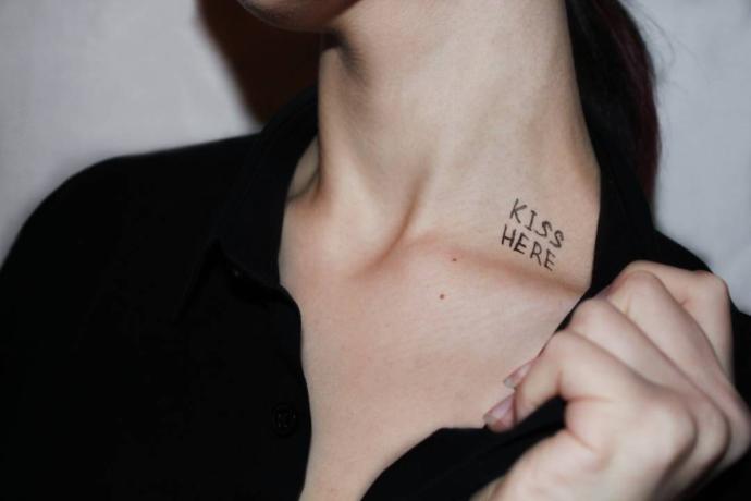 Kızlar, “kiss here” dövmesini vücudunuzun hangi bölgesine daha çok kullanmak isterdiniz?