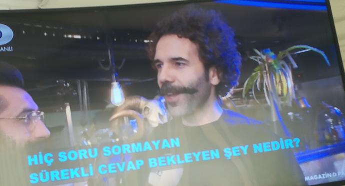 Bu adamın ismi ne ya?