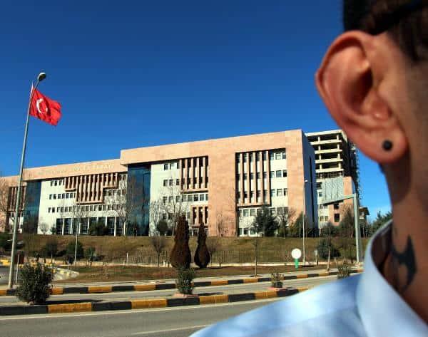Memur olan bir erkeğin kurumda küpe takması mevzuata göre sakıncalı mıdır?
