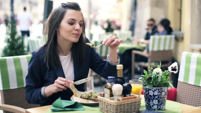 Aynen böyle kibar yerim😂 yalannnn🙈