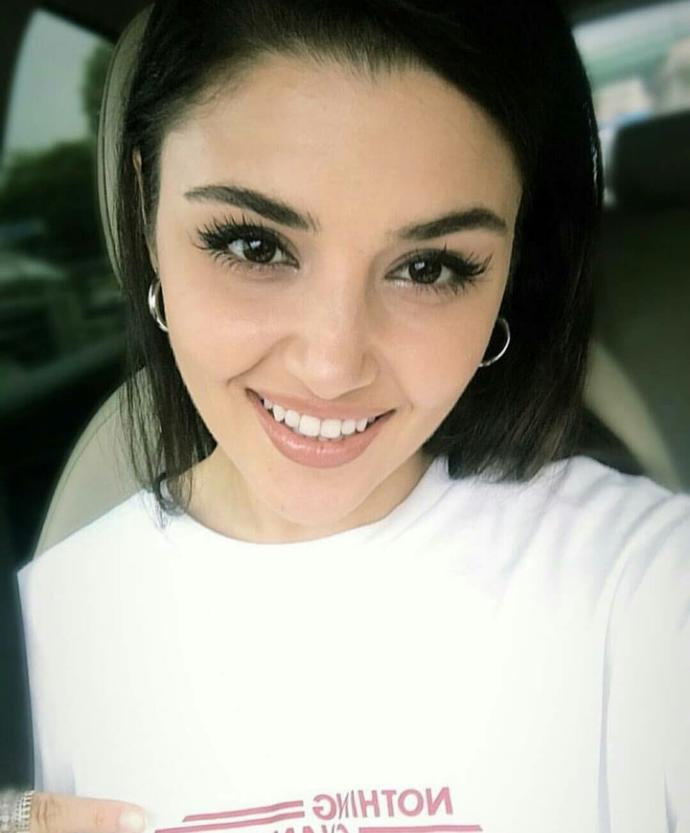 Hande Erçel'in yüzü çocuk gibi değil mi 😇 ?