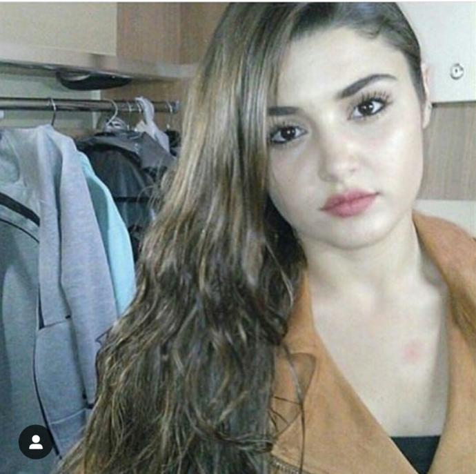 Hande Erçel'in yüzü çocuk gibi değil mi 😇 ?