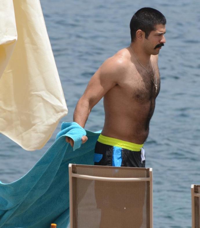 Kızlar, Burak Özçivit mi Barış Arduç mu? Hangi Türk Oyuncu Daha Yakışıklı?