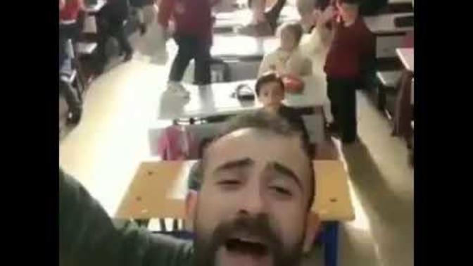 Öğrencileri ile tik tok videosu çeken öğretmen hakkında ne düşünüyorsunuz?