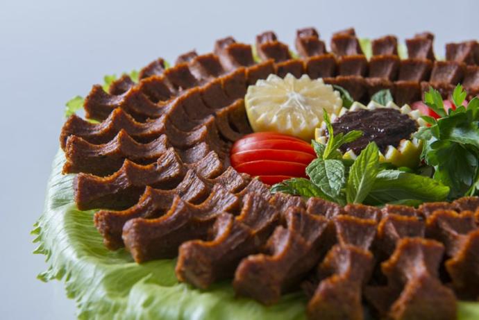Çiğ köfte dediğin acılı mı olur acısız mı? Ya da sen hangisini tercih ediyorsun?