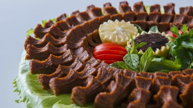 Çiğ köfte dediğin acılı mı olur acısız mı? Ya da sen hangisini tercih ediyorsun?