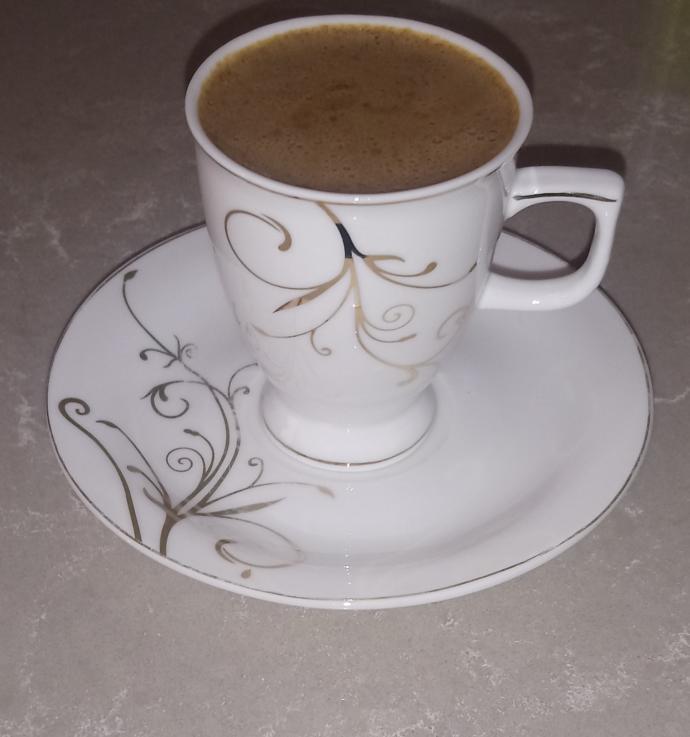 Sütlü orta şekerli Türk kahvesi 