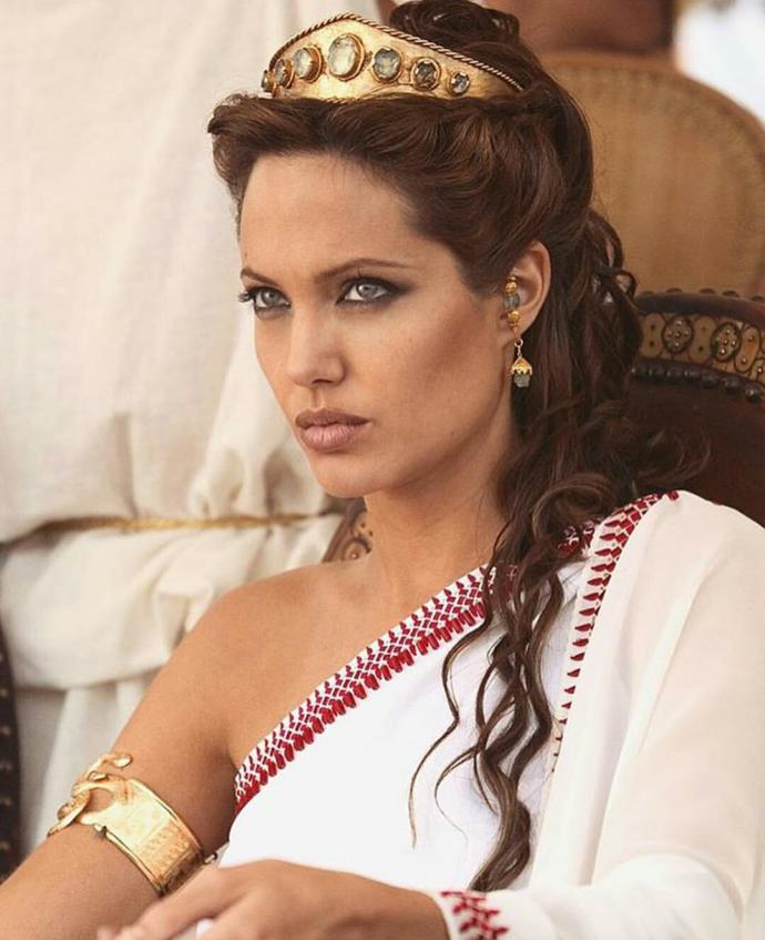 Angelina Jolie'yi çok çirkin bulan tek ben miyim?