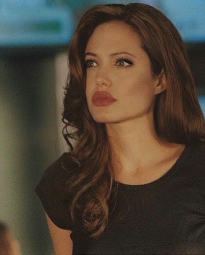 Angelina Jolie'yi çok çirkin bulan tek ben miyim?