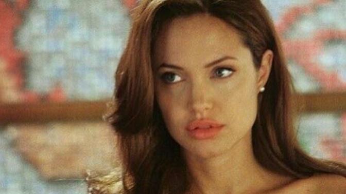 Angelina Jolie'yi çok çirkin bulan tek ben miyim?