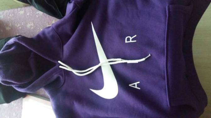 Mor sweatshirt giyen erkek?