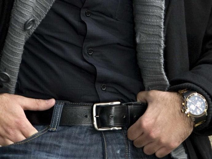 Sizce deri kemer seven bir erkeğe hangi kemer alınırsa her kombinle kullanabilir?