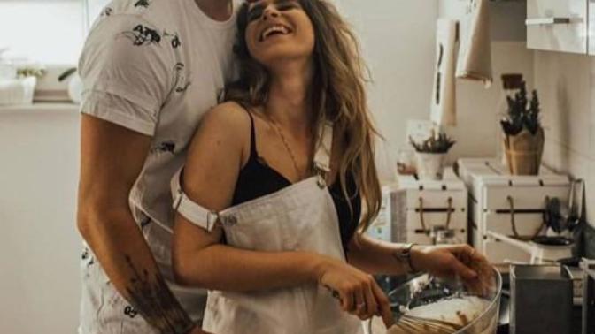 Nasıl bir bakış açınız var? Sizce bir erkek mutfağa girip yemek falan yapmalımı? Yoksa erkeğin ne işi var mutfakta mı? Hangisi?