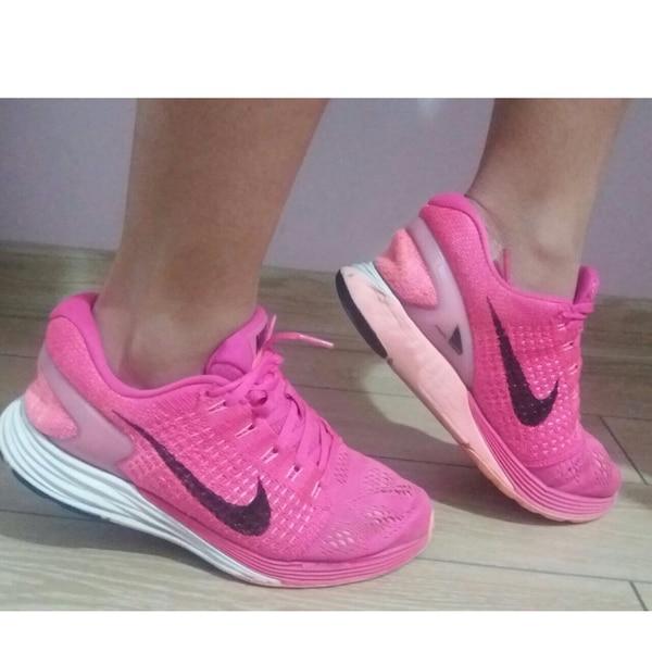 Kız arkadaşım için pembe spor ayakkabının üstüne hangi şortu almalıyım?