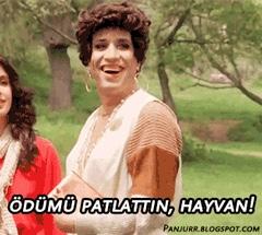 Etek altında çıplak bacaklar mı daha seksi yoksa çoraplar mı?