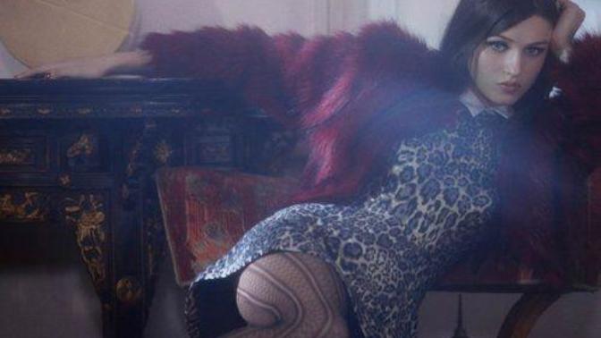Etek altında çıplak bacaklar mı daha seksi yoksa çoraplar mı?