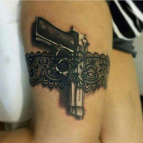 Sizce kalça dövmesi çekici mi? Sever misiniz?
