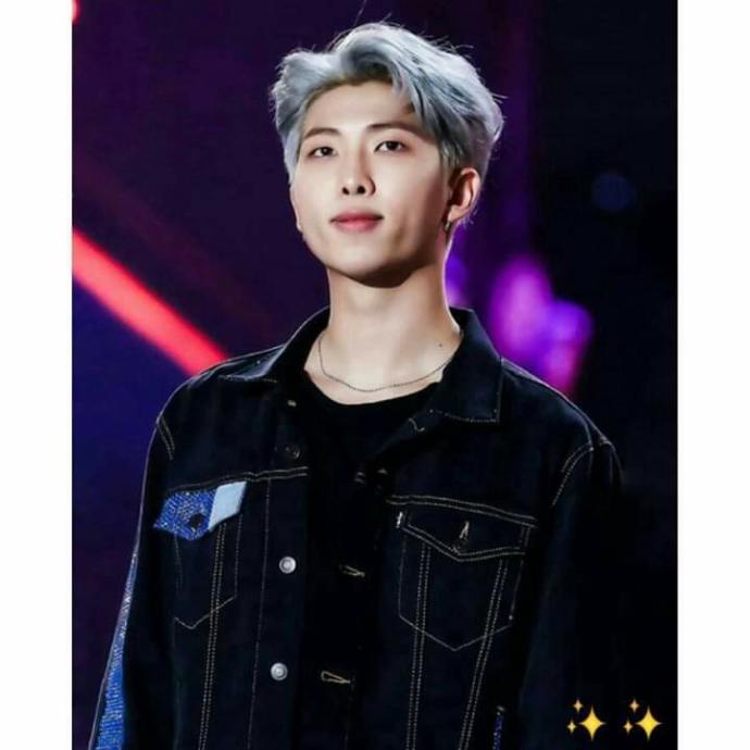 Hangi bts üyesi daha yakışıklı sizce???