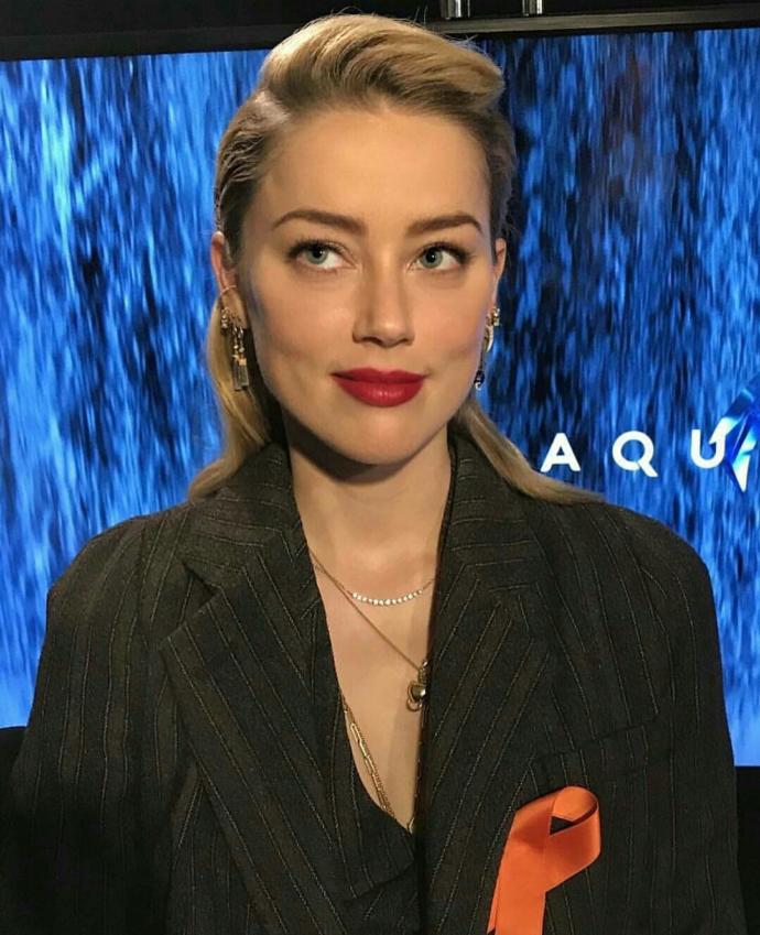 Uzun, hafif çene uzun, biraz geniş buna Oval yüz diyorlar. Amber Heard 😍