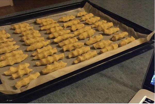 Gelen misafirlere çiğköfte yapayım derken tuz yerine şeker koydum. Sizce pişirsem kurabiye olur mu yahu :o?