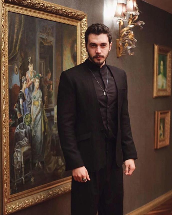 Genç erkeğin evli ve olgun kadını baştan çıkarıp tavladığı, şehvet dolu bir film çeksen bu adamı mı Burak Deniz'i mi oynatırsın?