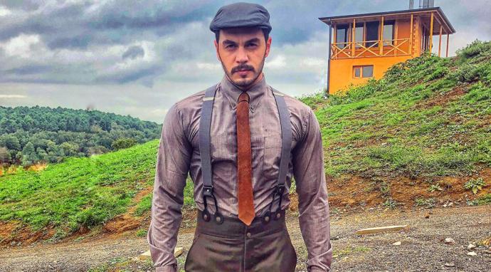 Genç erkeğin evli ve olgun kadını baştan çıkarıp tavladığı, şehvet dolu bir film çeksen bu adamı mı Burak Deniz'i mi oynatırsın?