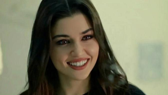 (Ben düştüm) Hande Erçel Dünya'nın en seksi ve güzel gülen kızı mı?