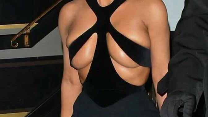 Kim Kardashian 'ın elbisesini beğendiniz mi?