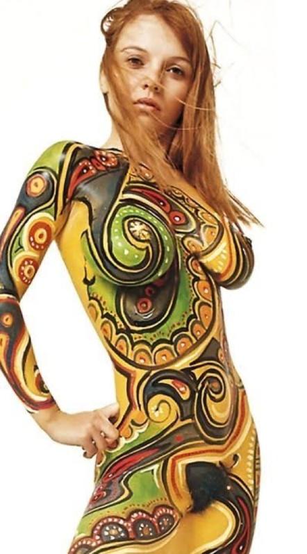 Sanat ile çıplak vucudu boyayıp sokaklara cıkmanın bir alakası var mı?