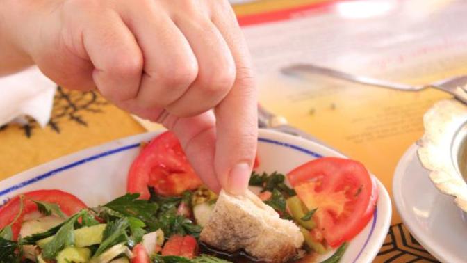 Salatanın suyuna ekmek banmak sizce kabalık mı?