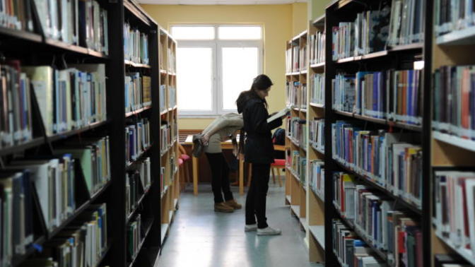 Üniversite kütüphaneleri ve halk kütüphanelerinin kitabı geç verme konusundaki cezaları aynı mıdır?