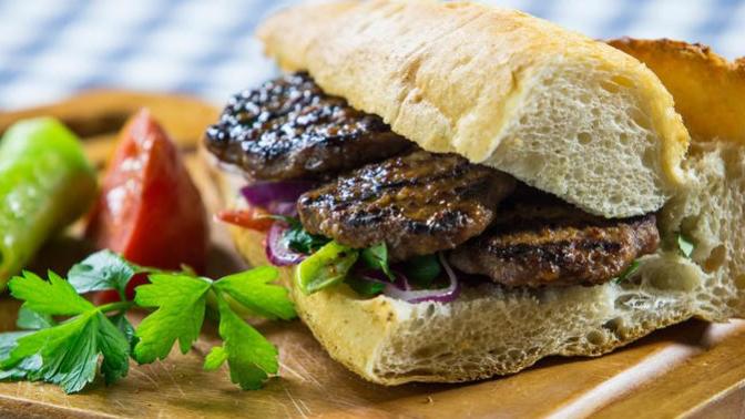 Gece saat 1'de köfte ekmek yersem sizce kaç kilo alırım?