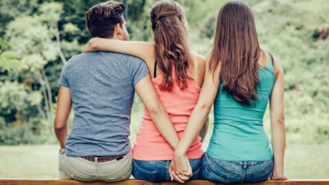 Bile bile evli birini sevmek, sevenin acizliğimi yoksa sevilenin çıkarı mıdır?