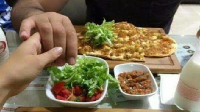 Sevgili ile çiğköfte yemek mi, lahmacun yemek mi daha samimidir?