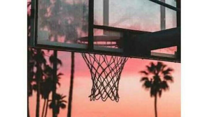 Basket sahasında futbol oynayan erkeklerin amacı nedir?