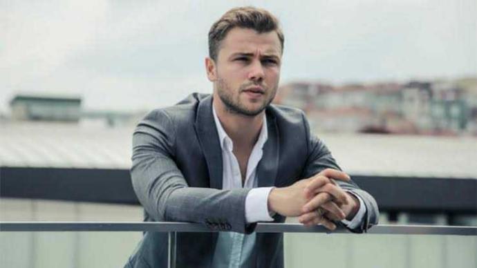 Kıvanç tatlıtuğ mu daha yakışıklı yoksa Tolga sarıtaş mı?