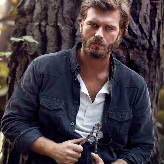 Kıvanç tatlıtuğ mu daha yakışıklı yoksa Tolga sarıtaş mı?
