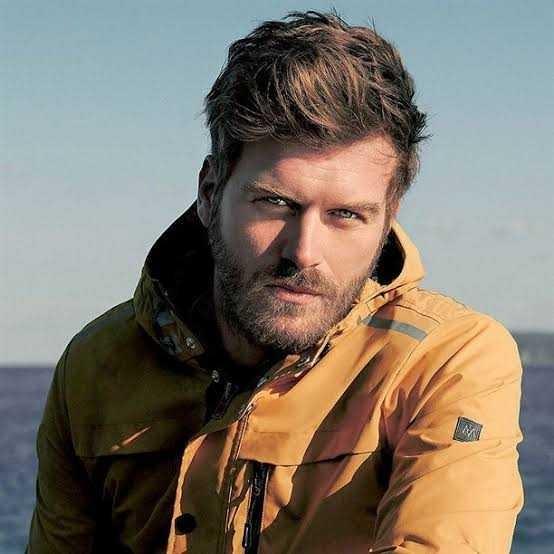 Kıvanç tatlıtuğ mu daha yakışıklı yoksa Tolga sarıtaş mı?