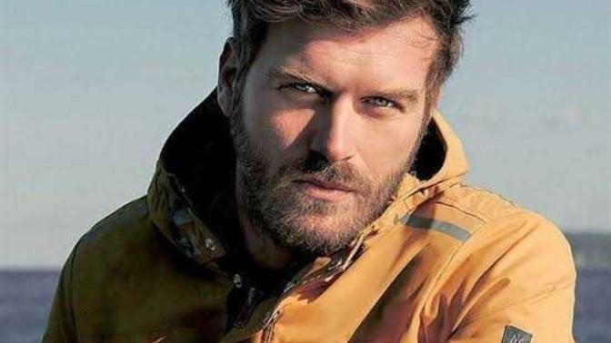 Kıvanç tatlıtuğ mu daha yakışıklı yoksa Tolga sarıtaş mı?