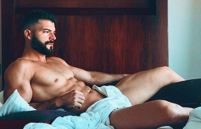 1990'larda doğmuş olan bu çekici erkekler  p*rno sektörüne girse, hangisi James Deen'den daha başarılı bir ''milfhunter'' olur?