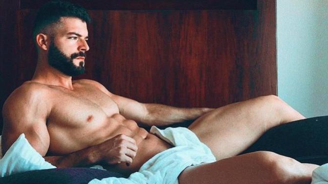 1990'larda doğmuş olan bu çekici erkekler  p*rno sektörüne girse, hangisi James Deen'den daha başarılı bir ''milfhunter'' olur?