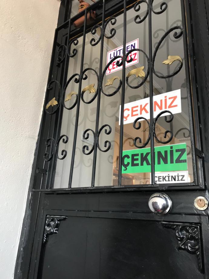 Bu kapı çekilerek mi açılır itilerek mi?