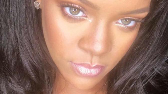 Rihanna'ın burun delikleri olmasa, çok güzel değil mi ?