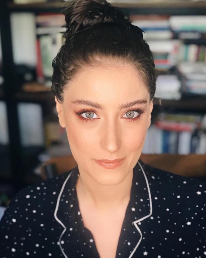 Hazal Kaya' nın mı Serenay Sarıkaya 'nın mı yüzü daha güzel?