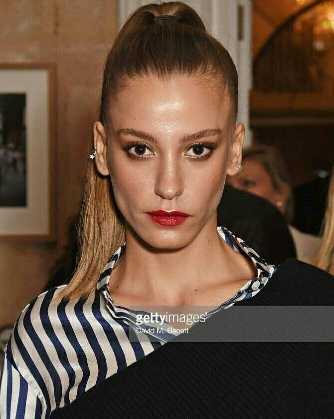 Hazal Kaya' nın mı Serenay Sarıkaya 'nın mı yüzü daha güzel?