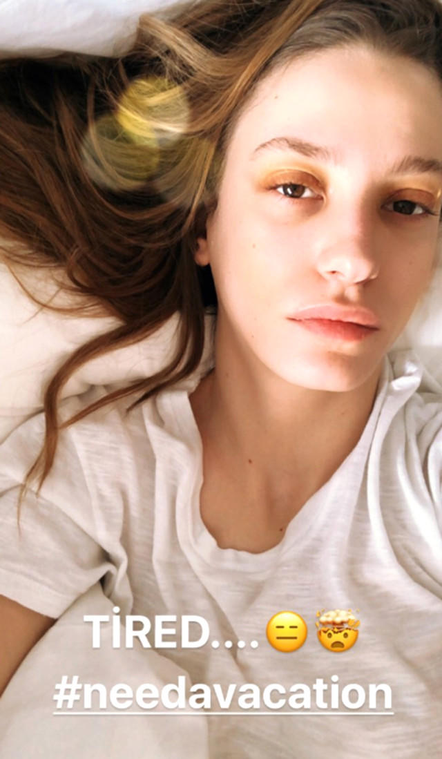 Hazal Kaya' nın mı Serenay Sarıkaya 'nın mı yüzü daha güzel?