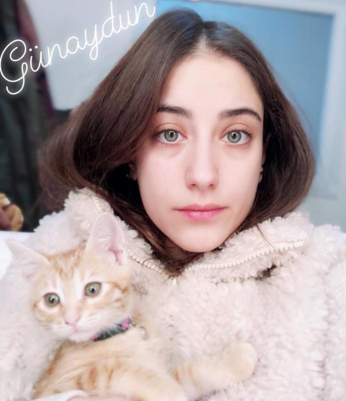 Hazal Kaya' nın mı Serenay Sarıkaya 'nın mı yüzü daha güzel?