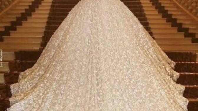 Sade bir nikah elbisesi mi, görkemli bir gelinlik mi tercih edersiniz?