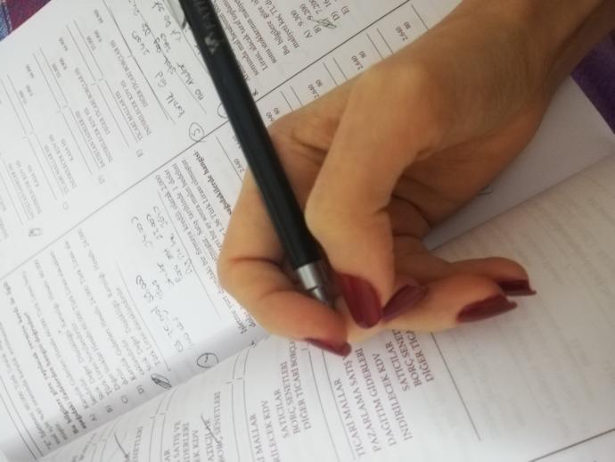 Sürekli ders çalışan yalnız kız hakkında ne düşünürsünüz?
