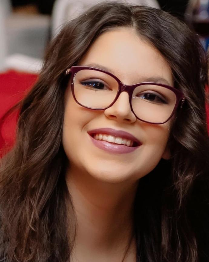 Hangi güzel temiz yüzlü kız daha çekici sence?